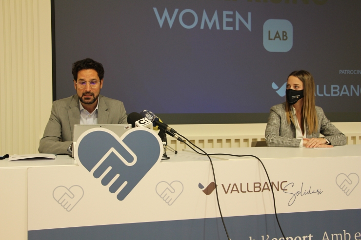 El director de Gestió de Persones i membre del comitè d'Igualtat, Diversitat i Inclusió de Vall Banc, Marc Cornella, i la impulsora de l'Enterprising Women Lab, Lara De Miguel, durant la roda de premsa.