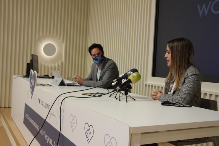 El director de Gestió de Persones i membre del comitè d'Igualtat, Diversitat i Inclusió de Vall Banc, Marc Cornella, i la impulsora de l'Enterprising Women Lab, Lara De Miguel, durant la presentació de la segona edició de la jornada.