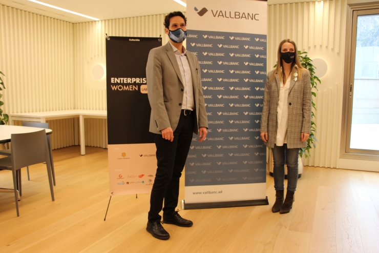 El director de Gestió de Persones i membre del comitè d'Igualtat, Diversitat i Inclusió de Vall Banc, Marc Cornella, i la impulsora de l'Enterprising Women Lab, Lara De Miguel, durant la roda de premsa.