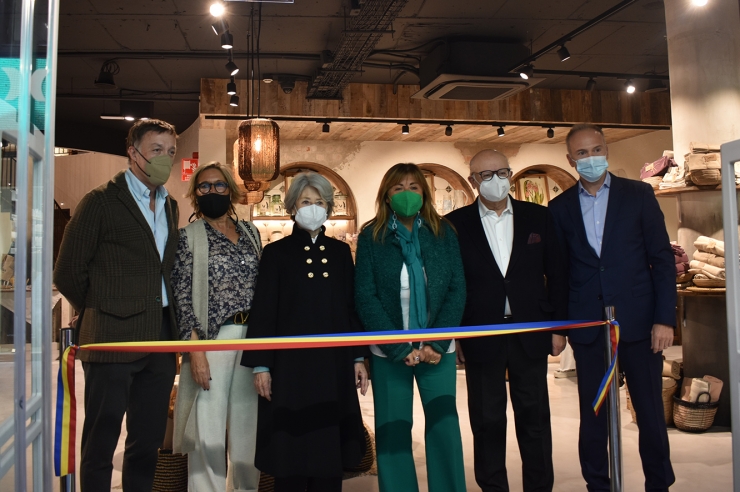 Autoritats i responsables de Pyrénées, abans de tallar la cinta inaugural.