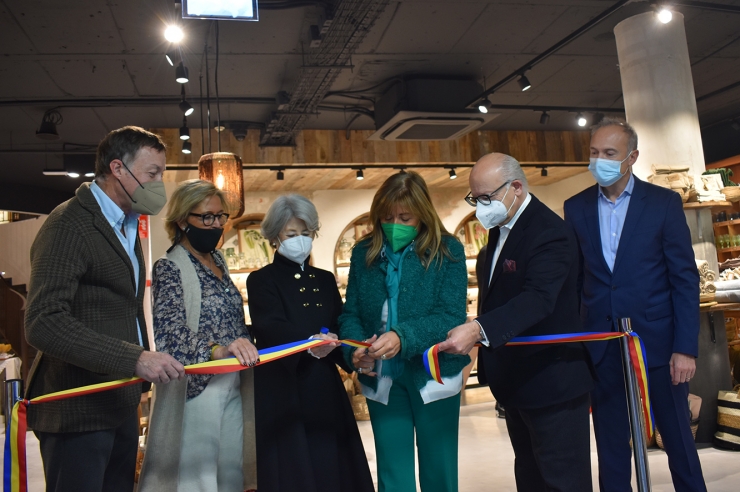 Autoritats i responsables de Pyrénées, en el tall de la cinta inaugural.