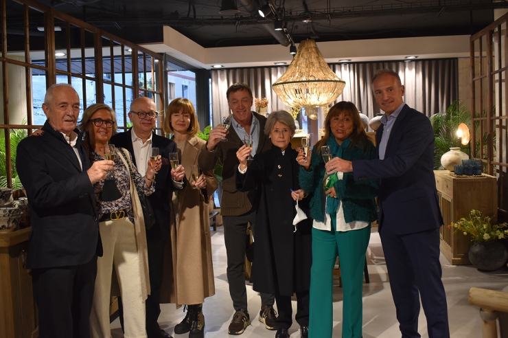 Autoritats, propietaris del local i responsables de Pyrénées, a l'interior de la botiga.