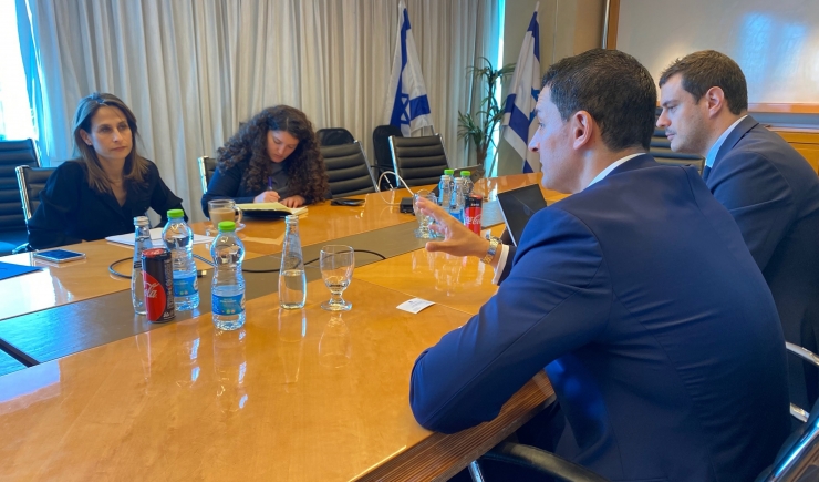 El ministre de Presidència, Economia i Empresa, Jordi Gallardo, amb la ministra d'Innovació, Ciència i Tecnologia d'Israel, Orit Farkash-Hacohen.