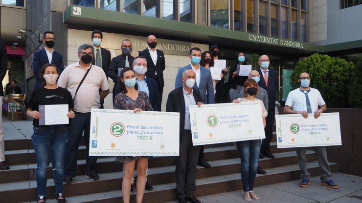 Les persones que van superar el Taller d'Emprenedors 2021 juntament amb el ministre de Presidència, Economia i Empresa, Jordi Gallardo, i el rector de la Universitat d'Andorra, Miquel Nicolau.