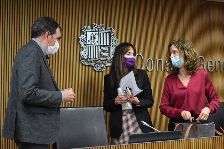 El director de Desenvolupament de la Recerca i la Innovació de l'Institut de Recerca i Tecnologia Agroalimentàries (IRTA), Simó Alegre, la ministra de Medi Ambient, Agricultura i Sostenibilitat, Sílvia Calvó, i la presidenta de la comissió legislativa d'Economia, Mònica Bonell, durant la compareixença aquest dimecres al consell general.