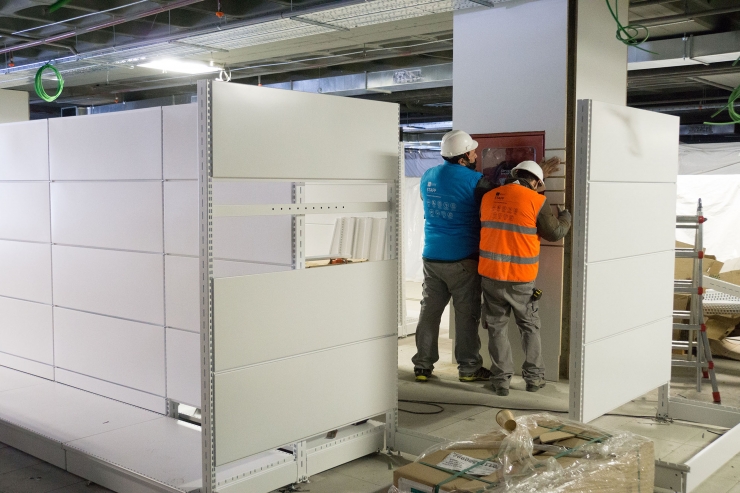 Dos tècnics treballant en el condicionament del nou centre comercial Epizen.