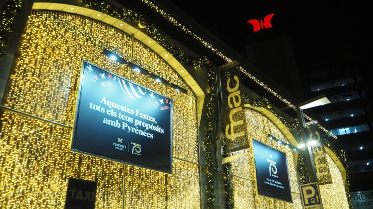 Les façanes de Pyrénées Andorra, decorades amb el nou logotip en daurat, en motiu dels 75 anys de vida dels magatzems.