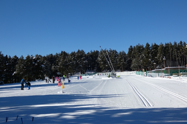 Infants esquiant a l'estació d'esquí nòrdic Naturland.