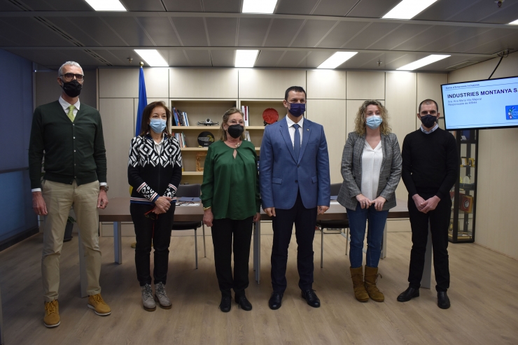 El ministre de Presidència, Economia i Empresa, Jordi Gallardo, la propietària de l'empresa Tormbabot S.L.U., Emília Torm, el gerent de ITV Serveis, Jordi Marcos, i la responsable de recursos humans de la societat Indústries Muntanya, Anna Vila, després de signar el conveni per adherir-se a la Xarxa d'Empreses Inclusives.