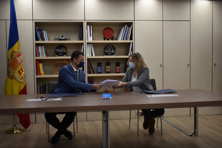 El ministre de Presidència, Economia i Empresa, Jordi Gallardo, i la responsable de recursos humans de la societat Indústries Muntanya, Anna Vila, durant la signatura del conveni per adherir-se a la Xarxa d'Empreses Inclusives.