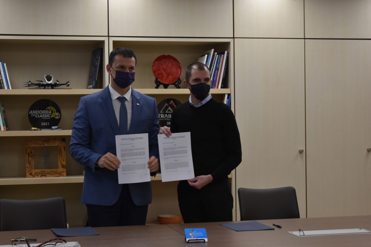 El ministre de Presidència, Economia i Empresa, Jordi Gallardo, i el gerent de ITV Serveis, Jordi Marcos, mostrant el conveni d'adhesió a la Xarxa d'Empreses Inclusives.