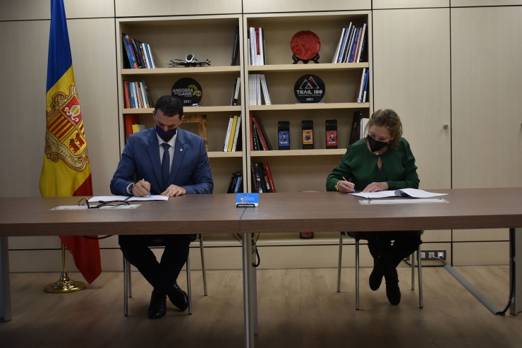 El ministre de Presidència, Economia i Empresa, Jordi Gallardo, i la propietària de l'empresa Tormbabot S.L.U., Emília Torm, signant el conveni per adherir-se a la Xarxa d'Empreses Inclusives.