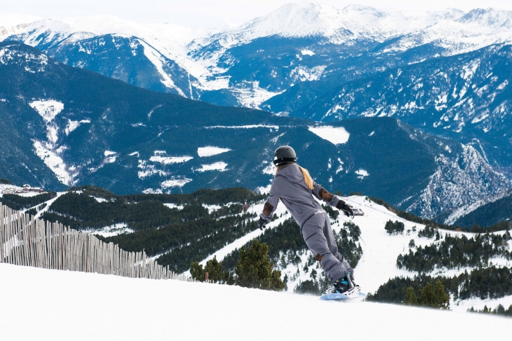 Una clienta fent snowboard aquest pont de la Puríssima a Vallnord - Pal Arinsal.