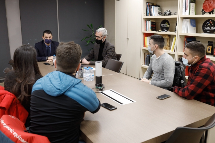 Un instant de la reunió entre el ministre de Presidència, Economia i Empresa, Jordi Gallardo, i el secretari d'Estat d'Economia, Eric Bartolomé, amb els representants de l'oci nocturn.