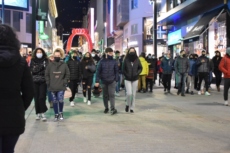 Turistes i visitants a l'eix comercial d'Andorra durant el pont de la Puríssima.