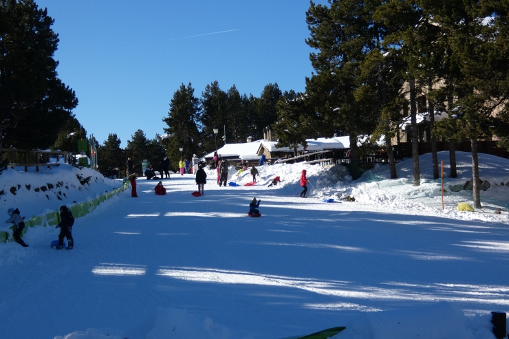 Visitants fent trineu a l'estació d'esquí nòrdic Naturland.