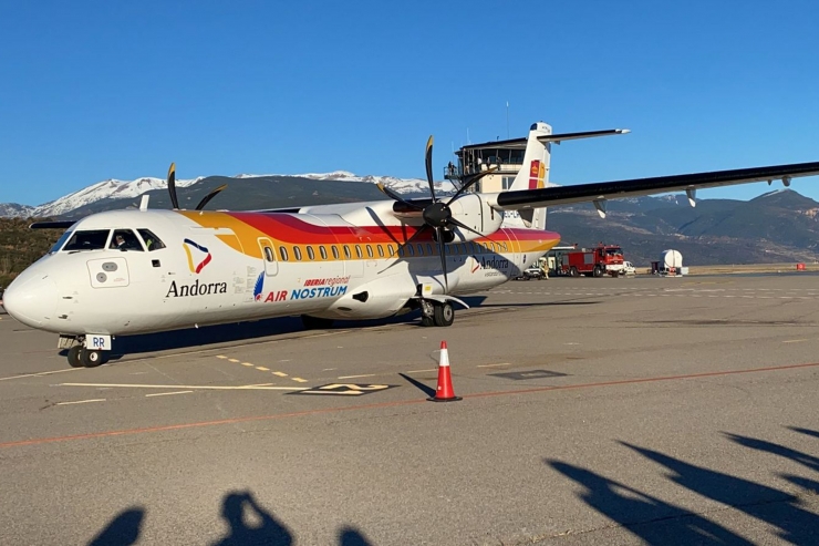 L'arribada del primer vol regular entre Andorra i Madrid a l'aeroport d'Andorra - la Seu.