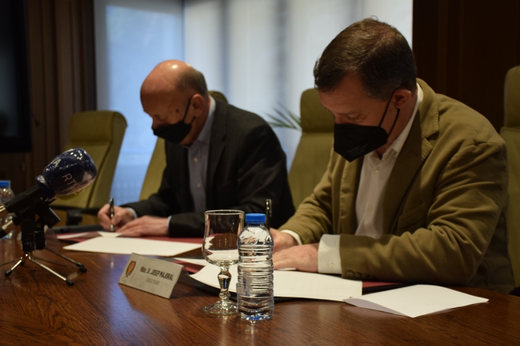 Un moment de la signatura del conveni de col·laboració entre el comú de Sant Julià i la Cambra de Comerç.