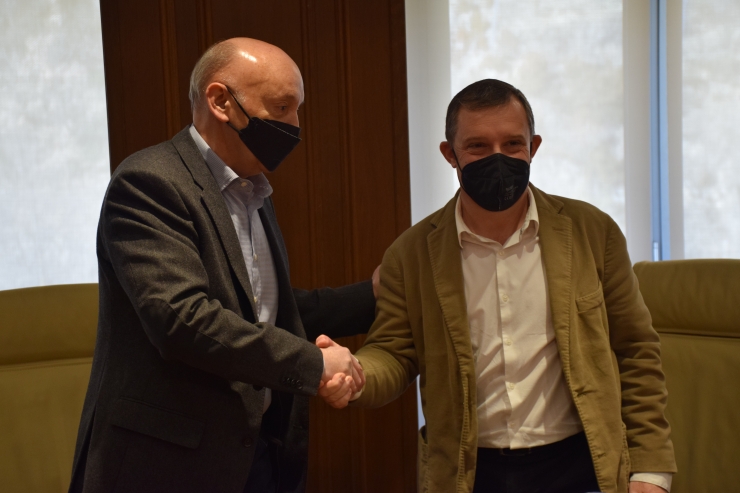 Moments posteriors a la signatura del conveni de col·laboració entre el comú de Sant Julià i la Cambra de Comerç.