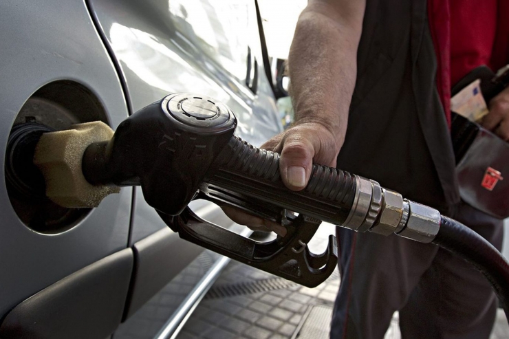 Personal d'una gasolina omplint el dipòsit d'un vehicle.