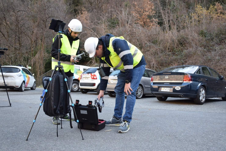 Els tècnics de FEDA durant el muntatge del dron.