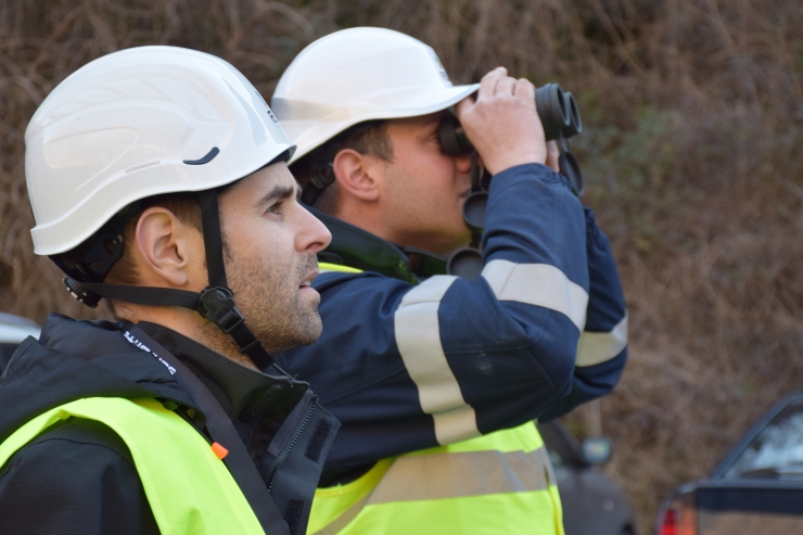 Els tècnics de FEDA durant la revisió de la pilona de la línia d'Adrall.