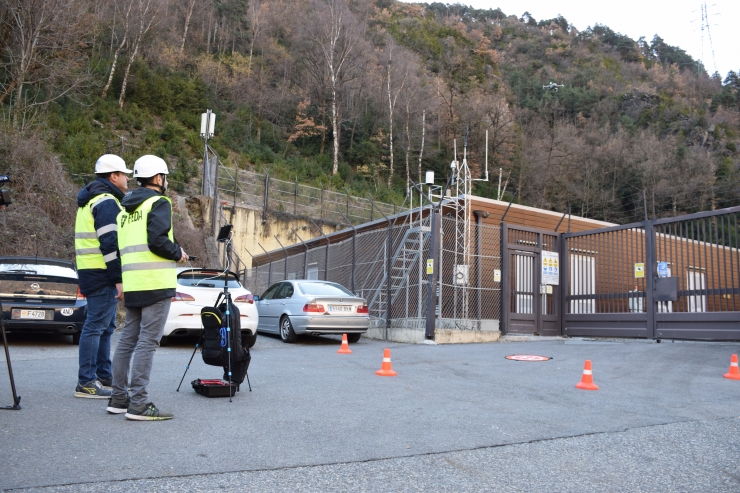 Un moment de la revisió en dron de la pilona de la línia d'Adrall.