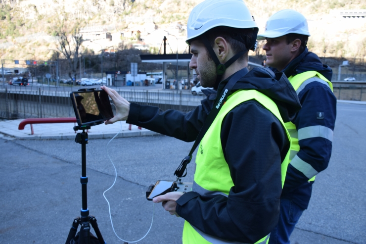 Els tènics de FEDA preparen l'enlairament del dron.