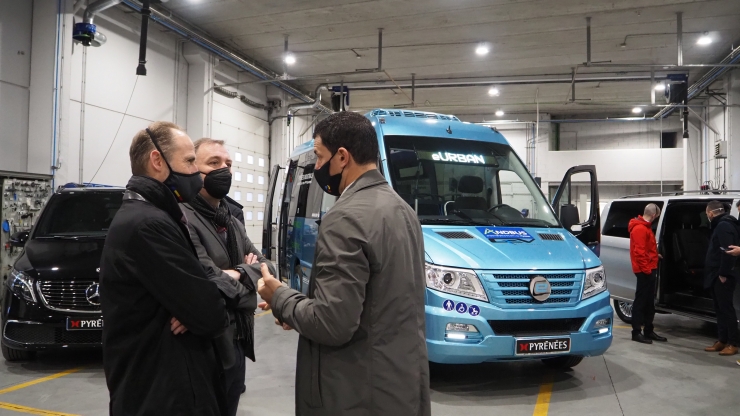 El ministre Gallardo durant la presentació de l'eUrban a Pyrénées Industrials.