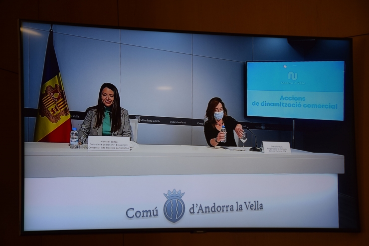 La consellera de Desenvolupament Estratègic i Comercial i de Projectes Participatius, Meritxell López, i la responsable de Formació, Comerç i Turisme Cambra de comerç d'Andorra, Stella Canturri, en un moment de la roda de premsa d'aquest dijous per presentar el pla de dinamització comercial a Santa Coloma.