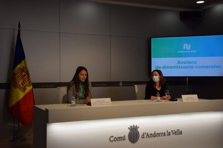 La consellera de Desenvolupament Estratègic i Comercial i de Projectes Participatius, Meritxell López, i la responsable de Formació, Comerç i Turisme Cambra de comerç d'Andorra, Stella Canturri durant la roda de premsa d'aquest dijous per presentar el pla de dinamització comercial a Santa Coloma.