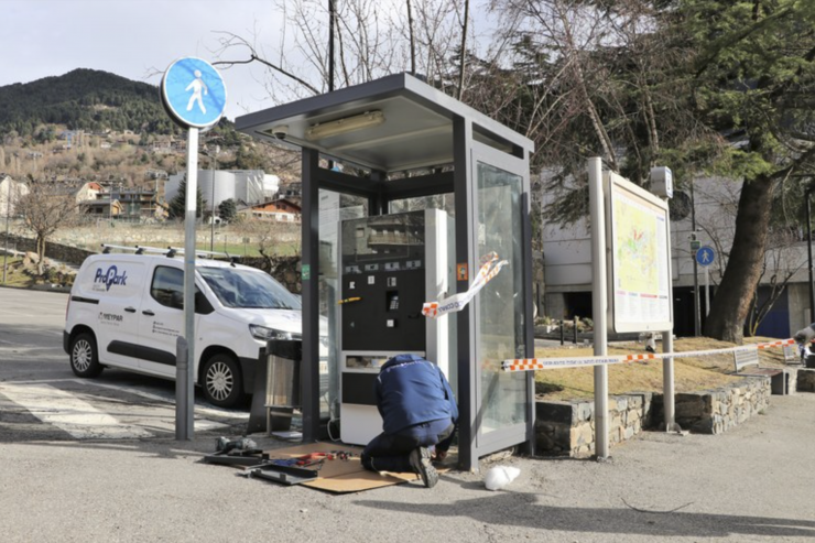 Un operari treballa en el canvi de màquines dels aparcaments d'Encamp.
 