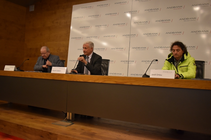 El president del Comitè Olímpic Andorrà, Jaume Martí; el sotsdirector general de Banca País d'Andbank, Josep M. Cabanes; i el cap de missió, Jordi Orteu, durant la roda de premsa.