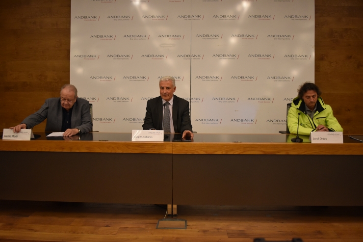 El president del Comitè Olímpic Andorrà, Jaume Martí; el sotsdirector general de Banca País d'Andbank, Josep M. Cabanes; i el cap de missió, Jordi Orteu, durant la roda de premsa.