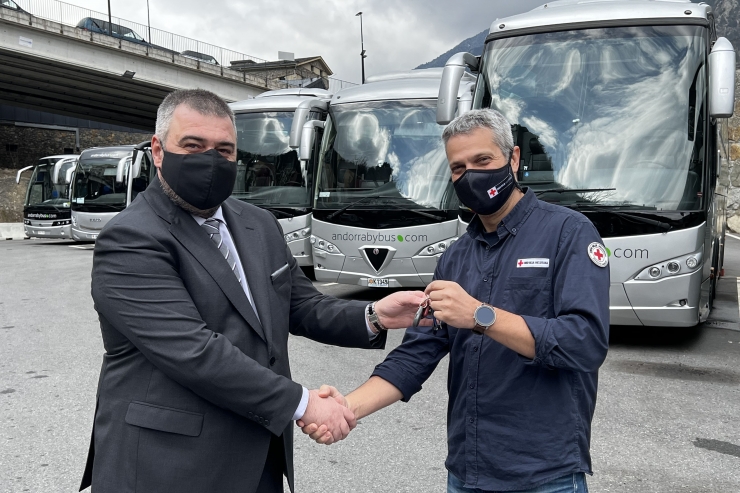 El director de la Creu Roja Andorrana, Jordi Fernández, i el CEA d'Andbus, Dani Vinseiro.