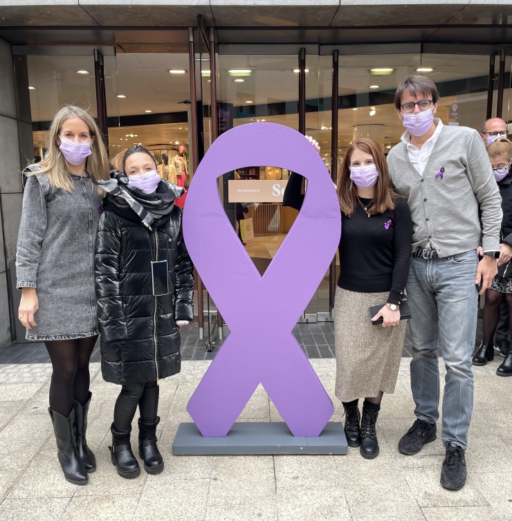 Empleats de Grup Pyrénées s'han fet aquest migdia una fotografia conjunta a la façana de Pyrénées Andorra.