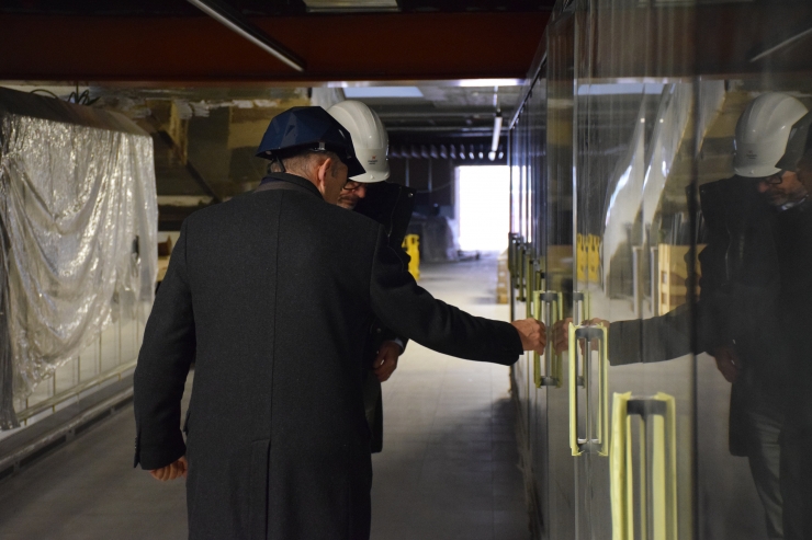 L'enginyer Jordi Llovera revisa els nous equipaments d'Epizen.