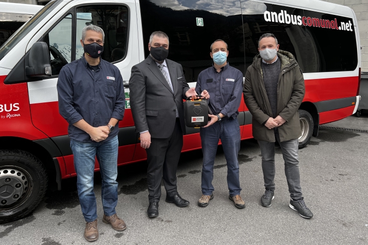 El director de la Creu Roja, Jordi Fernández; el CEO d'Andbus, Dani Vinceiro; el vicepresident de la Creu Roja, Quim Fenoll; i el director d'Andbus, Sergi Andaluz, formalitzen l'acord.