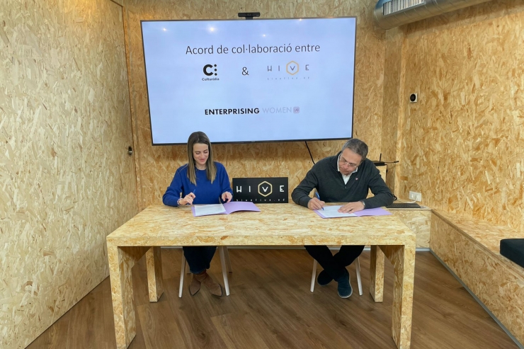 La directora de Culturàlia i impulsora de l’Enterprising Woment Lab, Lara de Miguel, i el director general de l’Univers Bomosa, Manel Garcia, signen l'acord.