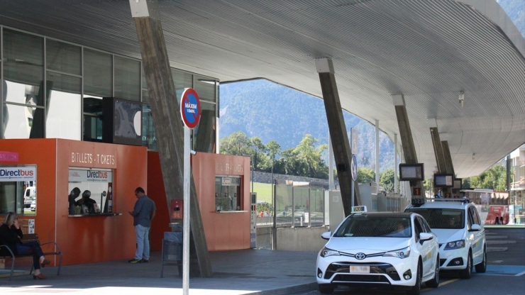 Dos taxis a la parada de l'Estació Nacional d'Autobusos.