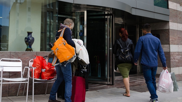Turistes a l'entrada d'un establiment hoteler.