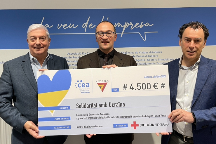 Entrega del xec per part de la CEA a la Creu Roja Andorrana.