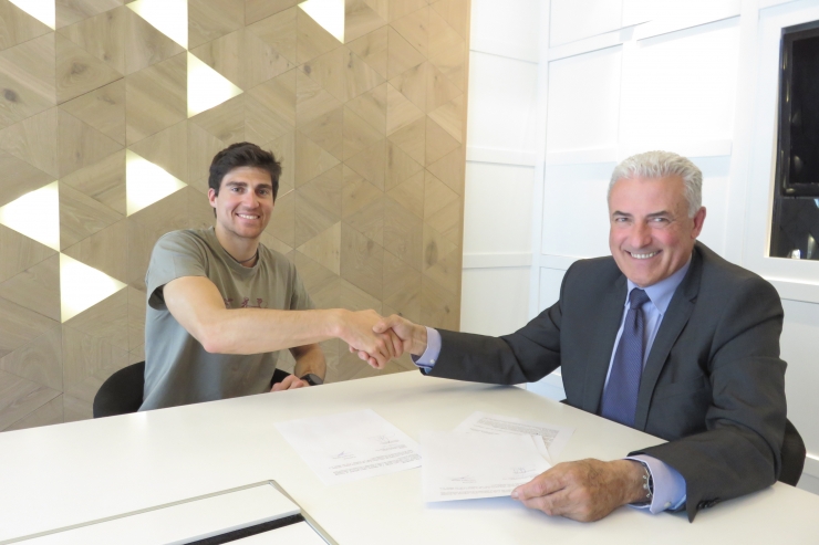 El sotsdirector general de Banca País de l'entitat, Josep Maria Cabanes, i l'esportista, Irineu Esteve, formalitzen l'acord.