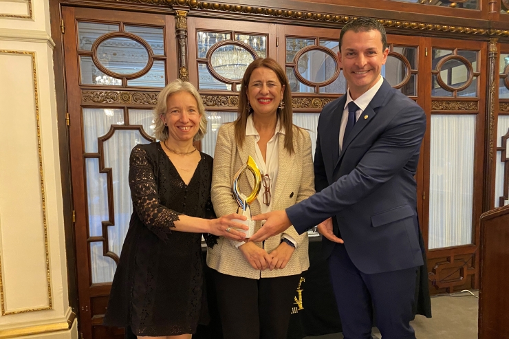 El ministre de Presidència, Economia i Empresa, i president d'Andorra Business, Jordi Gallardo, i la directora d'Andorra Business, Judit Hidalgo, amb el premi.