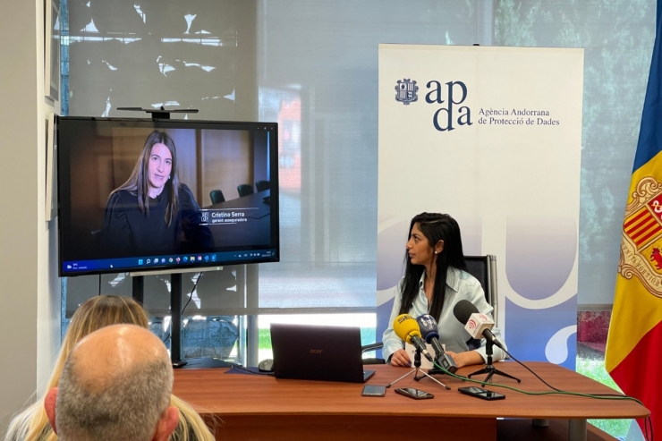 La cap de l’APDA, Reshma Harish Punjabi, durant la presentació de la campanya de sensibilització.