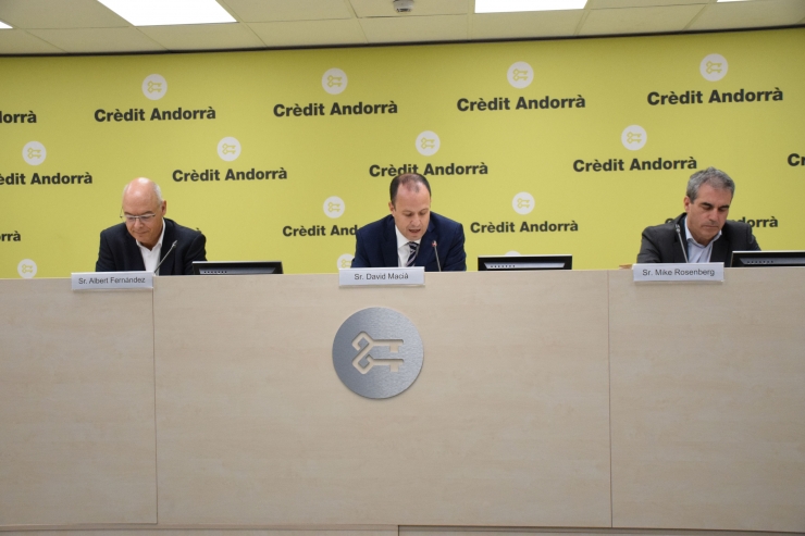 El director d'Inversions i Estratègia de Mercats de Crèdit Andorrà Asset Management, David Macià, el titular de la Càtedra Crèdit Andorrà d’Emprenedoria i Banca a l’IESE, Albert Fernández, i professor de l’IESE Business School especialista en geopolítica i sostenibilitat, Mike Rosenberg, durant la roda de premsa d'aquesta tarda.