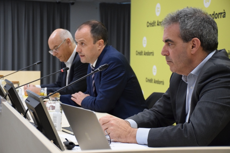 El director d'Inversions i Estratègia de Mercats de Crèdit Andorrà Asset Management, David Macià, el titular de la Càtedra Crèdit Andorrà d’Emprenedoria i Banca a l’IESE, Albert Fernández, i professor de l’IESE Business School especialista en geopolítica i sostenibilitat, Mike Rosenberg, durant la roda de premsa d'aquesta tarda per presentar la conferència 'Estratègia i geopolítica: impacte en l’empresa'.