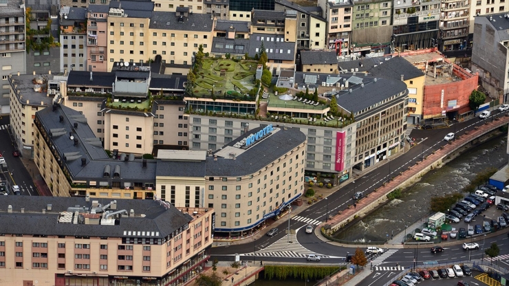 Vista aèria d'alguns hotels ubicats a Andorra la Vella.