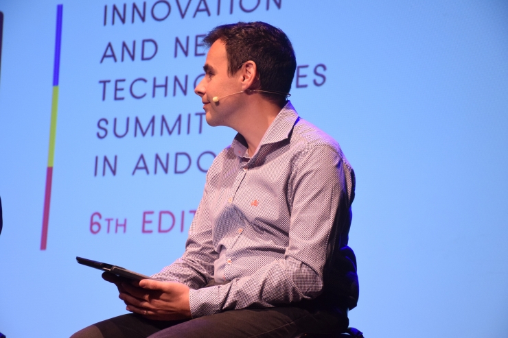 El responsable d'Innovació i Transformació Digital de Crèdit Andorrà, Santi de Larrea, en la taula rodona.