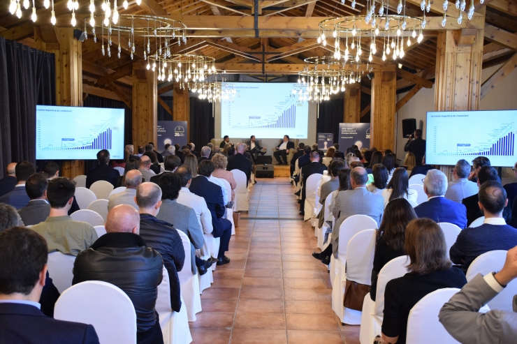 Un instant de la xerrada sobre la farmacèutica Grifols.